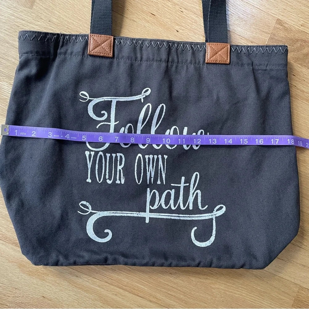 THIRTY ONE Canvas WANDER Tote Follow Your Own Path - Picture 11 of 11